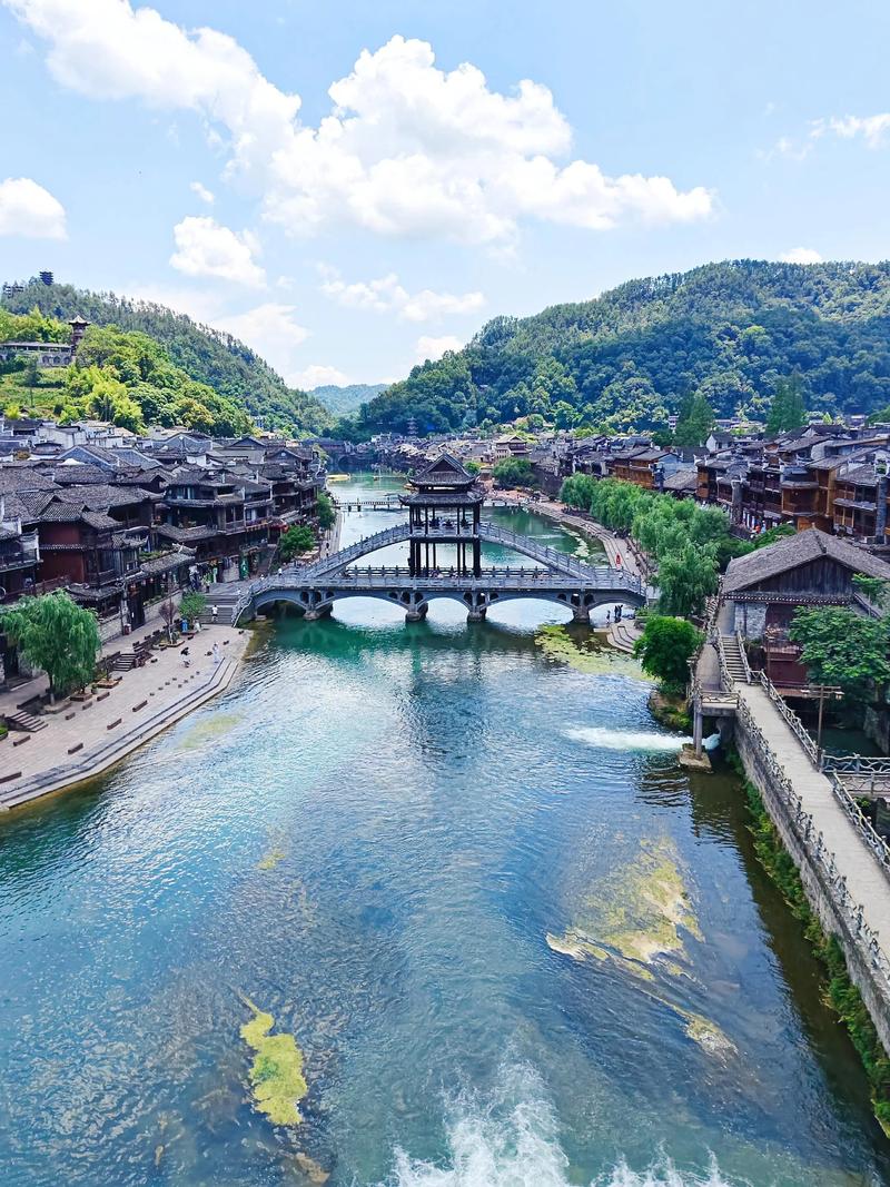 探秘张家界：旅行社带你走进自然的鬼斧神工